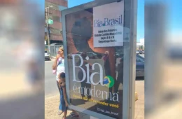 Justiça manda retirar outdoors ligados a Bia Kicis e impõe multa diária de R$ 20 mil