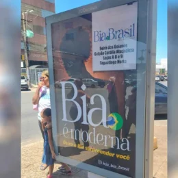 Justiça manda retirar outdoors ligados a Bia Kicis e impõe multa diária de R$ 20 mil