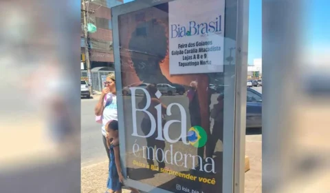 Justiça manda retirar outdoors ligados a Bia Kicis e impõe multa diária de R$ 20 mil