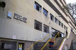 Estudantes da PUC-SP fazem paralisação contra redução de bolsas e cobram mudanças