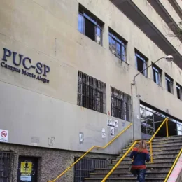 Estudantes da PUC-SP fazem paralisação contra redução de bolsas e cobram mudanças