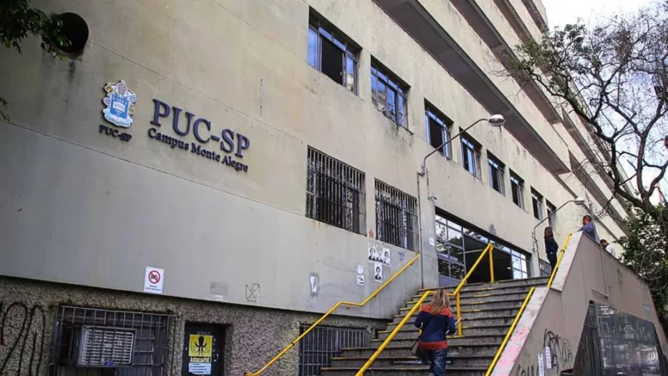 Estudantes da PUC-SP fazem paralisação contra redução de bolsas e cobram mudanças