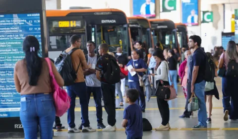Setor de serviços fica estável em julho e sobe 2,4% em 12 meses