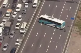 Ônibus com estudantes são interceptados e usados como barricada no Rio de Janeiro