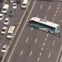 Ônibus com estudantes são interceptados e usados como barricada no Rio de Janeiro