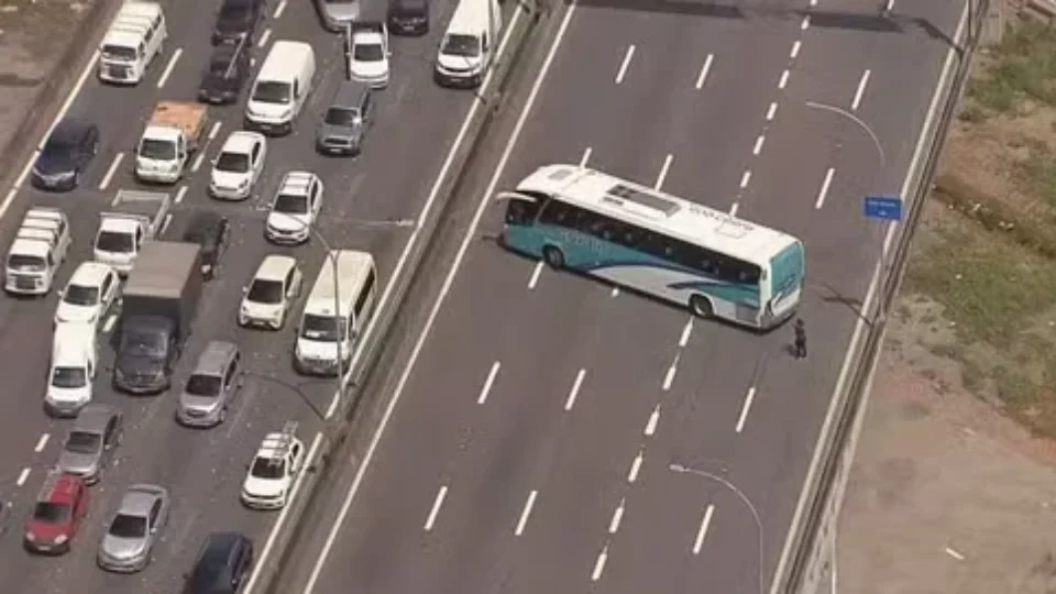 Ônibus com estudantes são interceptados e usados como barricada no Rio de Janeiro