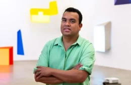 Artista Rodrigo Cass morre aos 43 anos após afogamento na praia de Copacabana