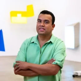 Artista Rodrigo Cass morre aos 43 anos após afogamento na praia de Copacabana