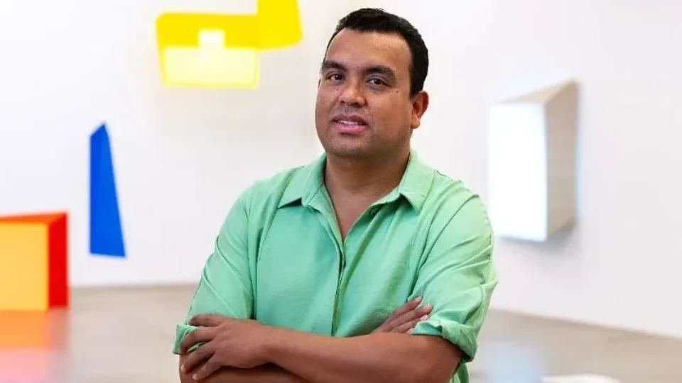 Artista Rodrigo Cass morre aos 43 anos após afogamento na praia de Copacabana