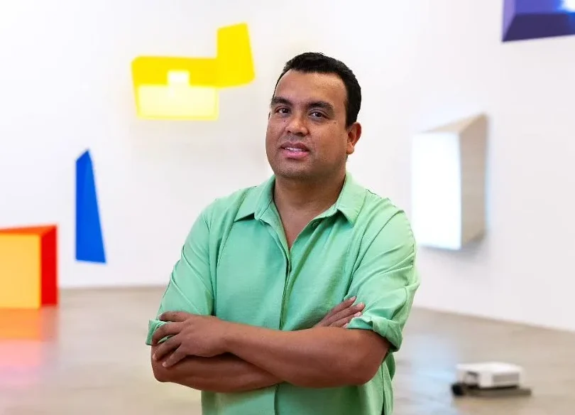 Artista Rodrigo Cass morre aos 43 anos após afogamento na praia de Copacabana