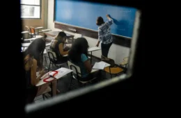 ‘Professor virou robô’: ofensiva da extrema direita gera medo e autocensura nas escolas