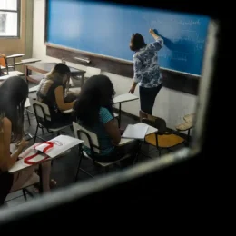 ‘Professor virou robô’: ofensiva da extrema direita gera medo e autocensura nas escolas
