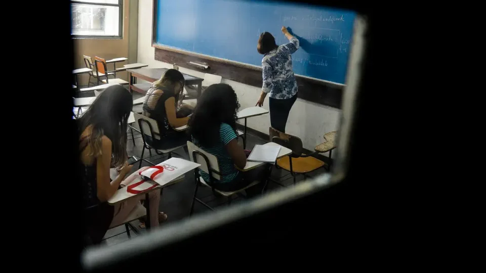 ‘Professor virou robô’: ofensiva da extrema direita gera medo e autocensura nas escolas