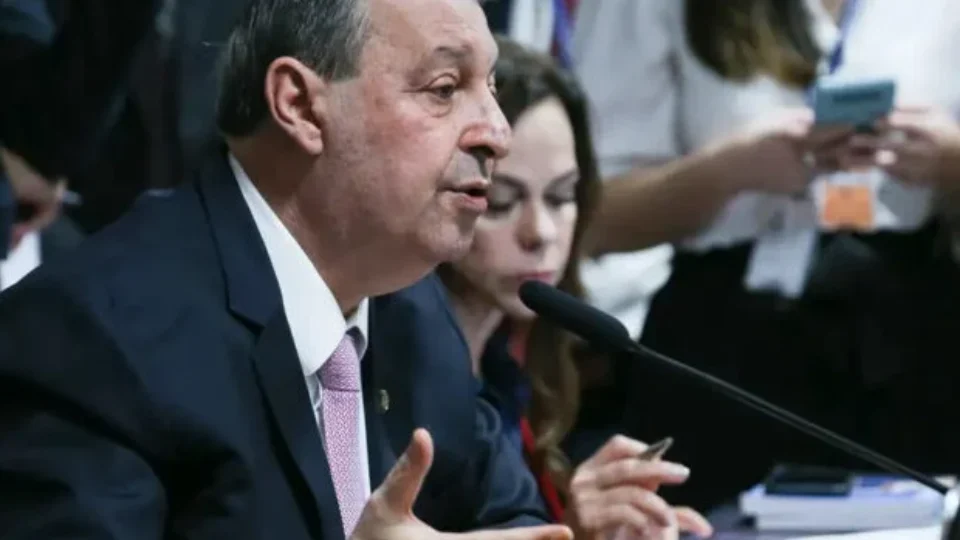 Sessão da 6×1 tem choro de senadores, lembrança de pai morto e bate-boca