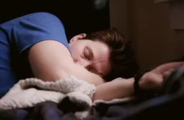 Veja as piores posições para dormir e como elas podem afetar a coluna