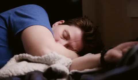 Veja as piores posições para dormir e como elas podem afetar a coluna