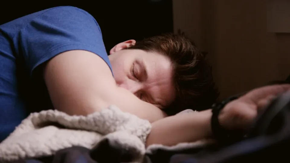 Veja as piores posições para dormir e como elas podem afetar a coluna