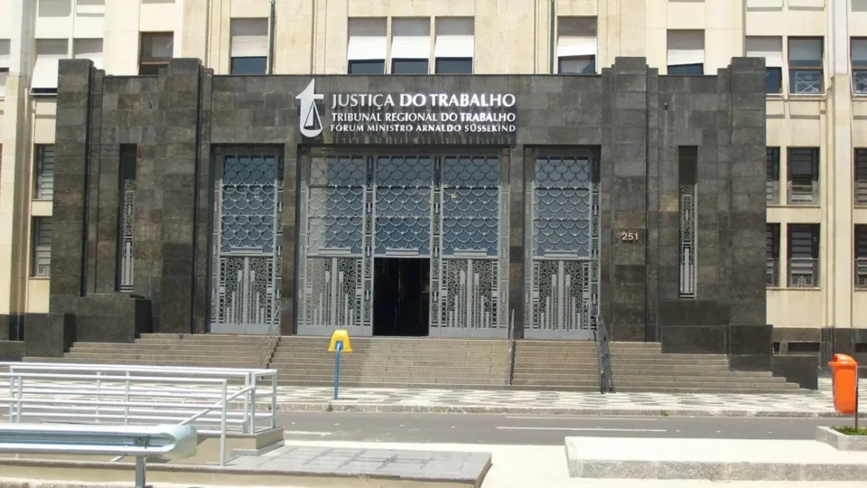 Justiça condena empresa a pagar R$ 5 mil a trabalhador umbandista exposto a cultos evangélicos