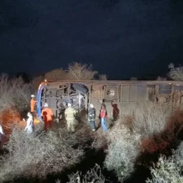 Tombamento de ônibus na BR-122 deixa sete mortos e 13 feridos na Bahia
