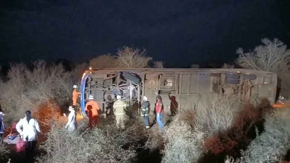Tombamento de ônibus na BR-122 deixa sete mortos e 13 feridos na Bahia