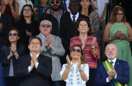 Lula reúne Fachin, Alcolumbre e Motta em 7 de Setembro com gritos do público pelo fim da escala 6×1