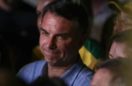 Flávio Bolsonaro tenta deixar Brasil rachadinho com golpe do presidente fantasma 