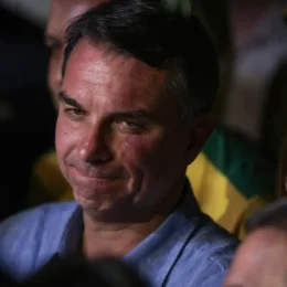 Flávio Bolsonaro tenta deixar Brasil rachadinho com golpe do presidente fantasma 