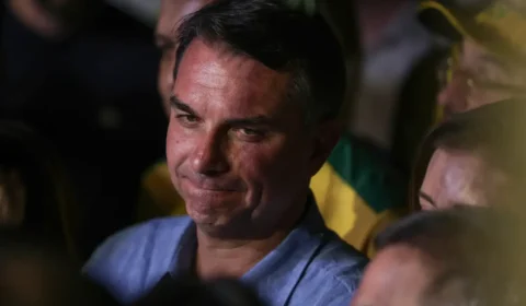 Flávio Bolsonaro tenta deixar Brasil rachadinho com golpe do presidente fantasma 