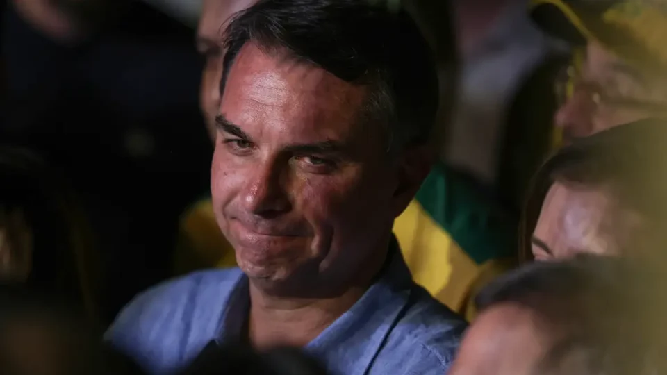 Flávio Bolsonaro tenta deixar Brasil rachadinho com golpe do presidente fantasma 