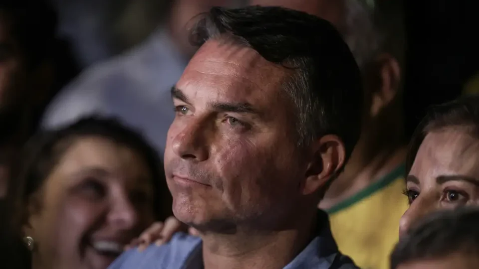 Em 42h, Flávio Bolsonaro foi de ‘nunca pensei em sair do país’ a chegada a Miami