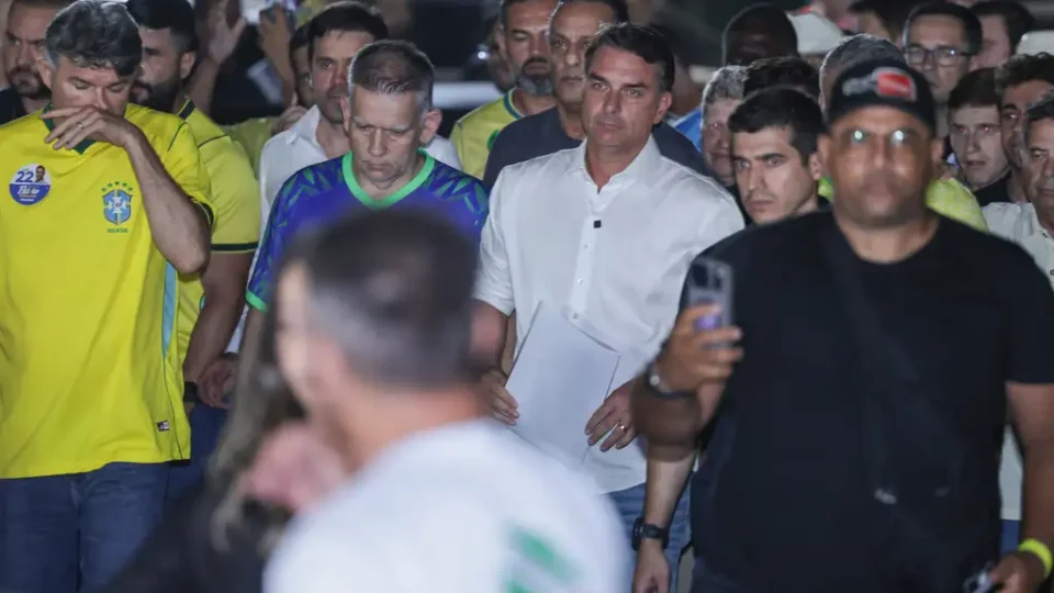 Deputados do PT pedem prisão preventiva de Flávio Bolsonaro e alerta vermelho da Interpol