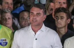 Aliado de Donald Trump diz que Flávio Bolsonaro chegou aos Estados Unidos