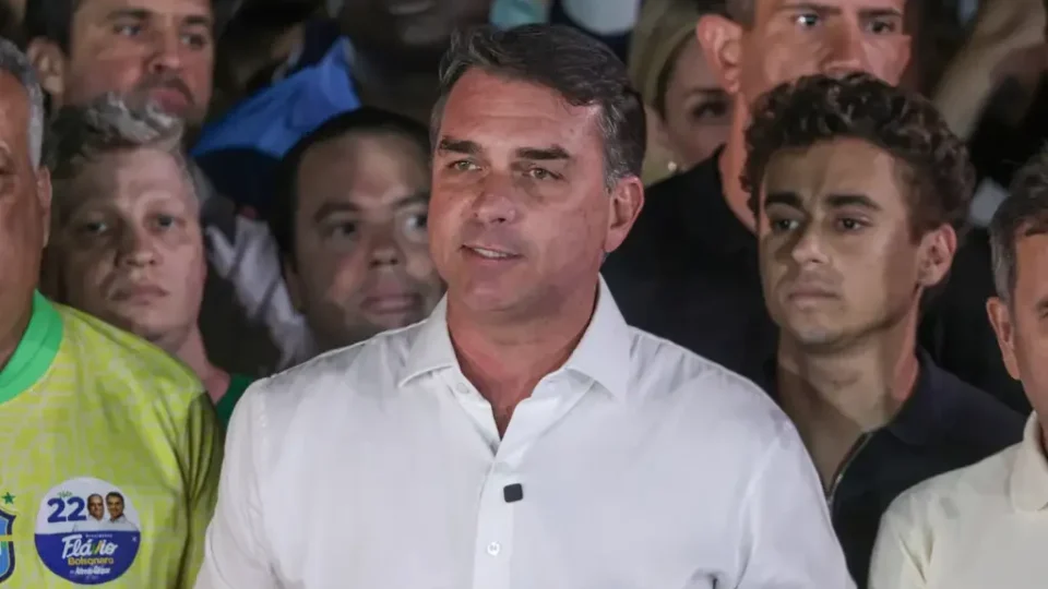 Aliado de Donald Trump diz que Flávio Bolsonaro chegou aos Estados Unidos