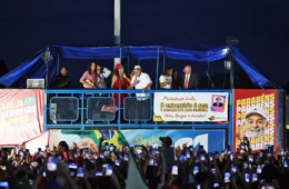 Lula sobre fuga de Flávio Bolsonaro: ‘Quem sai escondido deve ter medo de alguma coisa’