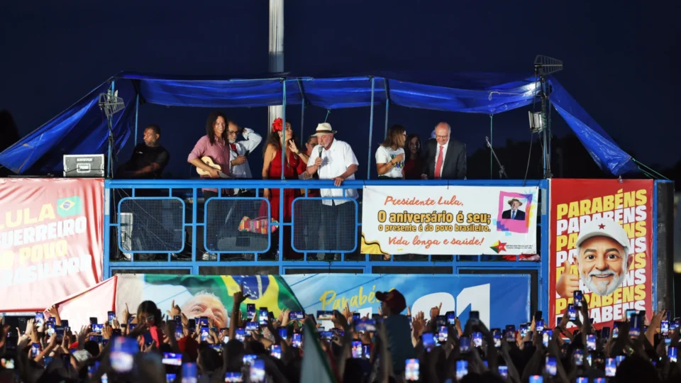 Lula sobre fuga de Flávio Bolsonaro: ‘Quem sai escondido deve ter medo de alguma coisa’