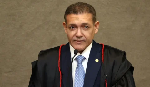 A CENSURA VOLTOU