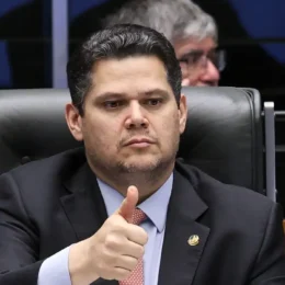 Alcolumbre planeja indulto ou anistia a Bolsonaro por votos pela presidência do Senado