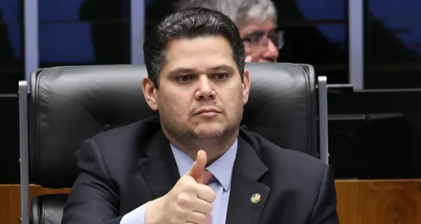 Alcolumbre pauta discussão do fim da escala 6×1 no plenário para a próxima semana