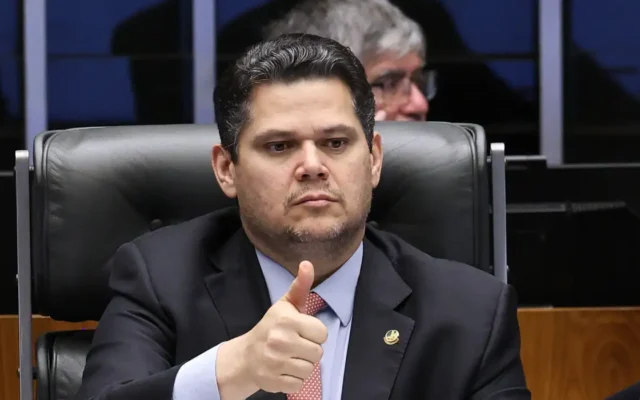 Alcolumbre planeja indulto ou anistia a Bolsonaro por votos pela presidência do Senado
