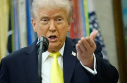 Trump diz acompanhar eleição brasileira ‘de perto’ e adia negociação do tarifaço
