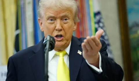 Trump diz acompanhar eleição brasileira ‘de perto’ e adia negociação do tarifaço
