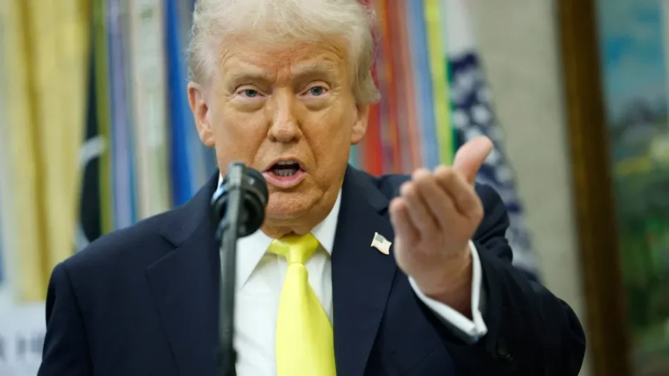 Trump diz acompanhar eleição brasileira ‘de perto’ e adia negociação do tarifaço