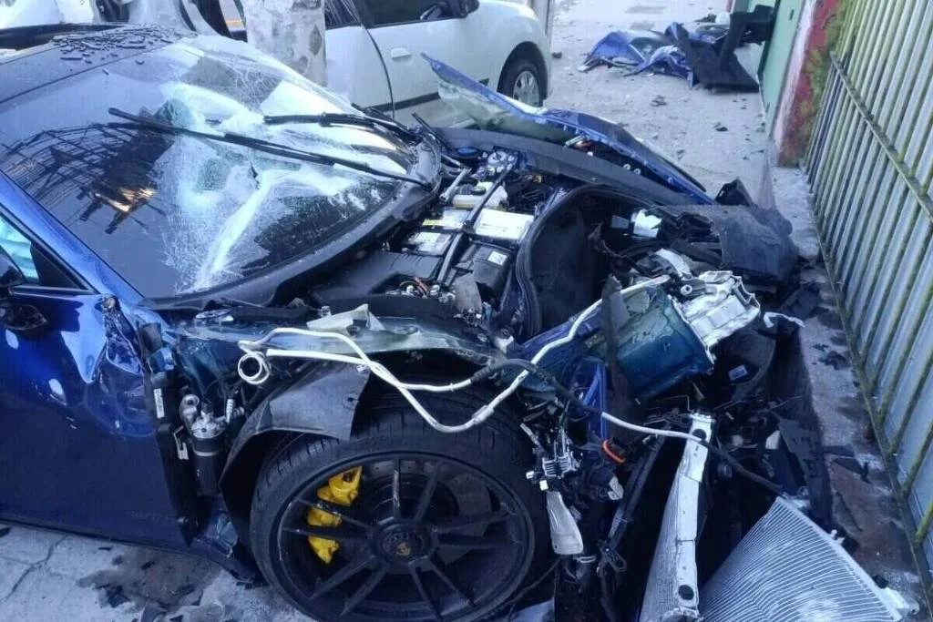 Porsche azul ficou com dianteira destruída após colisão com Sandero na avenida Salim Maluf, em São Paulo - Divulgação/Polícia Civil