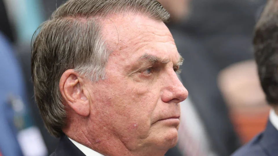 Soltar Bolsonaro em decisão liminar exigiria evidência de erro judicial crasso, apontam especialistas