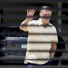 Derrota de Flávio dificulta soltura de Jair Bolsonaro por indulto ou por via judicial