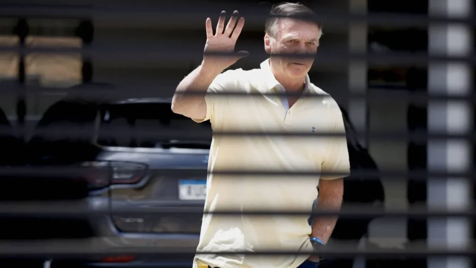 Derrota de Flávio dificulta soltura de Jair Bolsonaro por indulto ou por via judicial