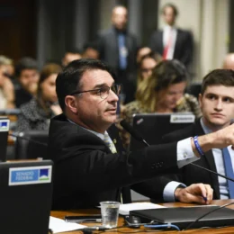 Carreira de Flávio Bolsonaro como advogado só decola no Senado, com Willer Tomaz e foco no STJ