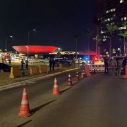 Homem tenta pular grades do STF, joga mochila e aciona operação antibomba
