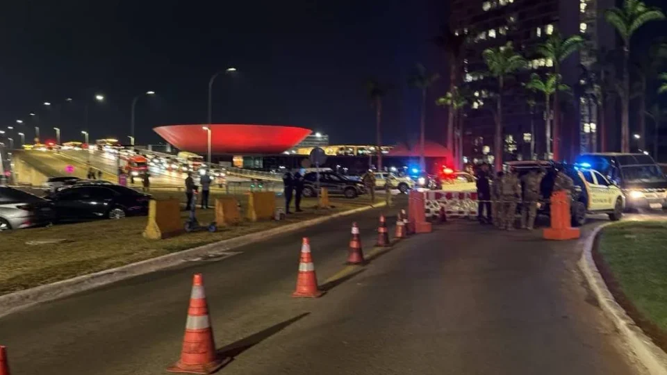 Homem tenta pular grades do STF, joga mochila e aciona operação antibomba