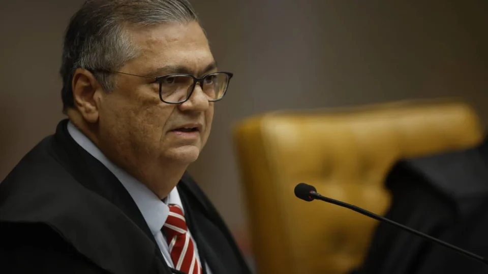 Dino defende Estela Aranha e diz que decisões que interferem em debates são legítimas